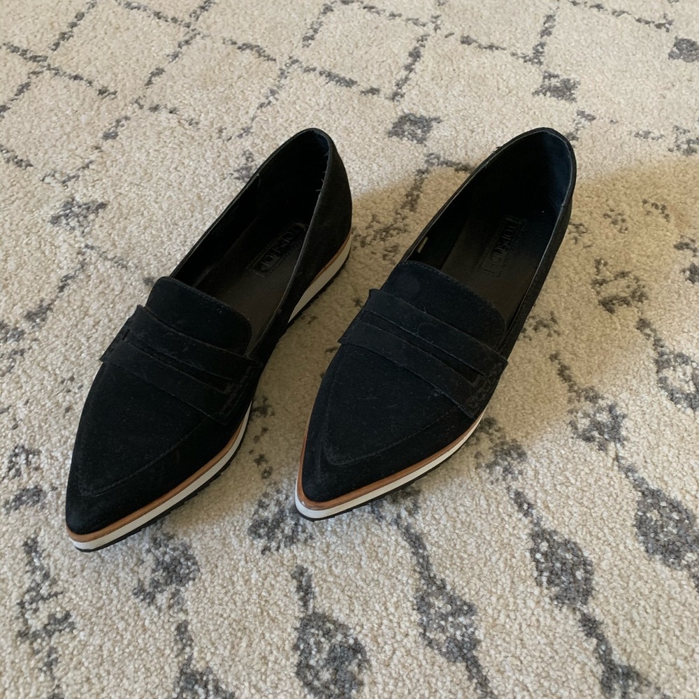 Black flat shoe
